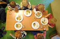 Обстановка в столовой помогает детям питаться правильно