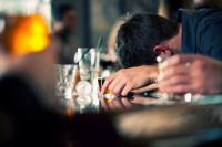 Серьезные заболевания печени развиваются в первую очередь у тех, кто принимает алкоголь по ночам
